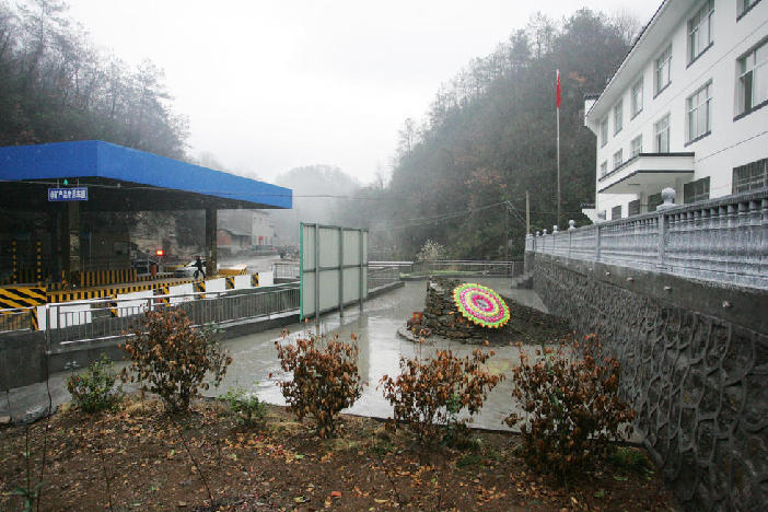 单位院内现“钉子坟”  两方未达成一致该坟墓一直“被钉子”至今