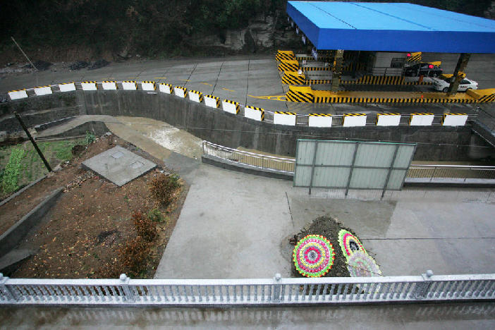 单位院内现“钉子坟”  两方未达成一致该坟墓一直“被钉子”至今