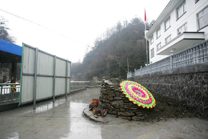 单位院内现“钉子坟”  两方未达成一致该坟墓一直“被钉子”至今