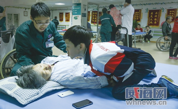 威海10岁男孩带奶奶千里求医来到济南 目前男孩在历城双语实验小学借读