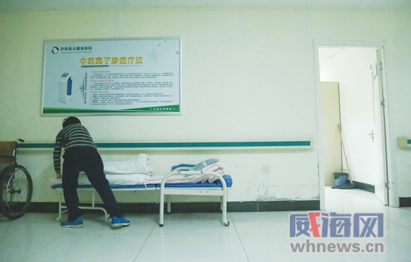 威海10岁男孩带奶奶千里求医来到济南 目前男孩在历城双语实验小学借读