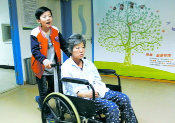 最坚强男孩带奶奶千里求医 两岁时父母离异、五岁时父亲去世