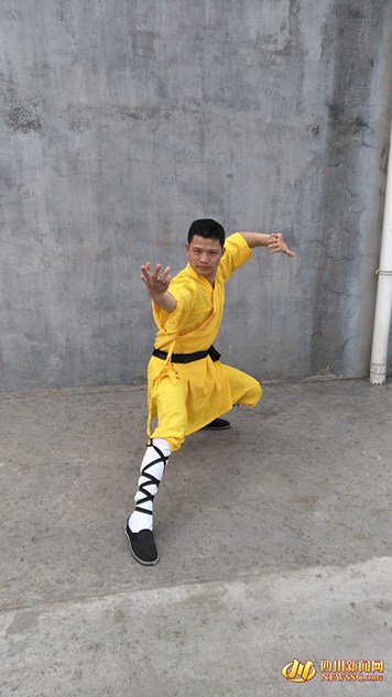 四川90后男子表演电钻太阳穴 曾拜师少林学习硬气功