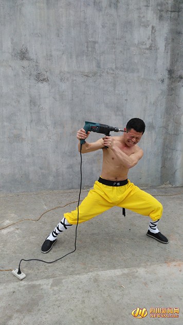 四川90后男子表演电钻太阳穴 曾拜师少林学习硬气功