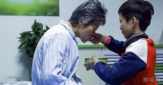 10岁男孩带奶奶千里求医 看完新闻让人心酸又感动