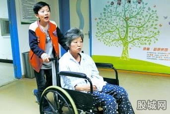 10岁男孩带奶奶千里求医 看完新闻让人心酸又感动
