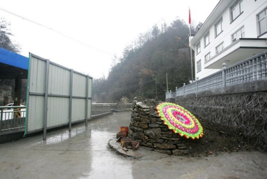 事业单位院内惊现钉子坟 女职工上下班提心吊胆