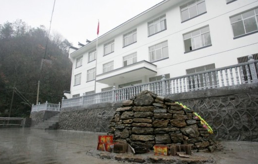 事业单位院内惊现钉子坟 女职工上下班提心吊胆