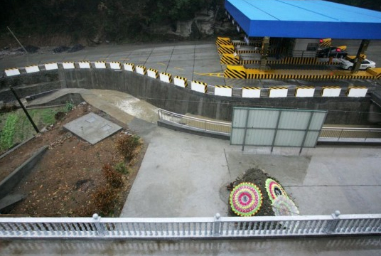 事业单位院内惊现钉子坟 女职工上下班提心吊胆