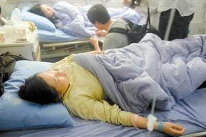 四名工友上山踏青误采毒蘑菇 食白毒伞全中毒一人仍在重症监护 