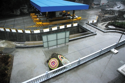 单位院内惊现“钉子坟“ 因搬迁费用无法达成一致