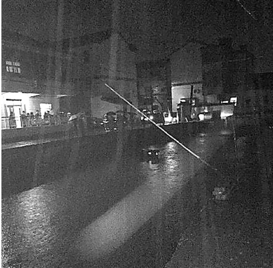 满载5人私家车不慎掉河里两好汉下水救出4人