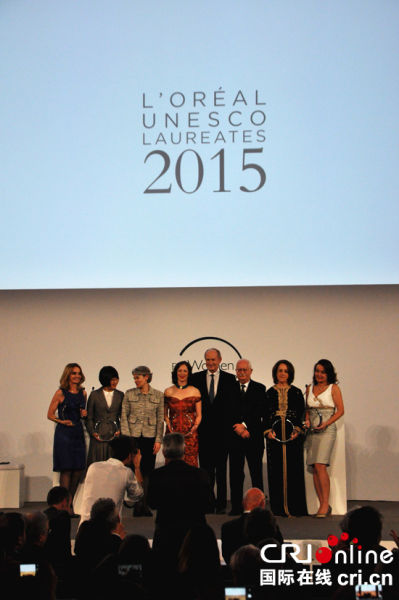 当地时间3月18日晚，中科院院士、中国科学技术大学谢毅教授和另外4位来自其他国家的女科学家在法国巴黎索邦大学获颁第17届“世界杰出女科学家成就奖”。