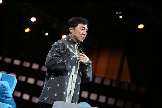 成龙曝房祖名曾街头卖艺：林凤娇心疼儿子当众哭泣