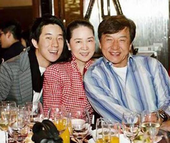 成龙曝房祖名曾街头卖艺：林凤娇心疼儿子当众哭泣