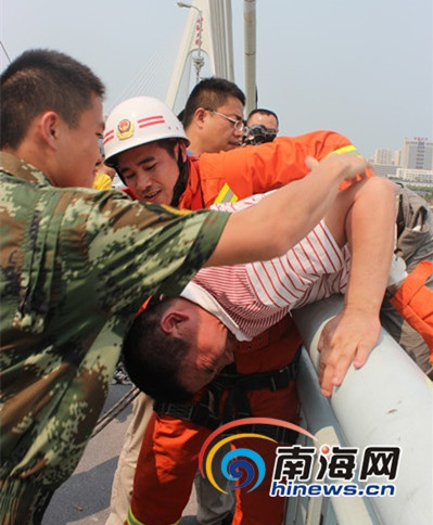 男子欲跳桥讨工钱 2岁半儿子桥边大喊：回来