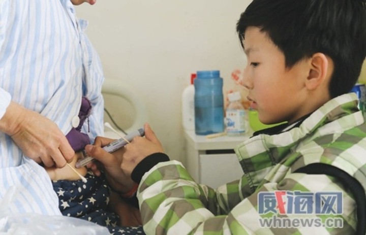 男孩带奶奶千里求医 2岁父母离异与奶奶相依为命
