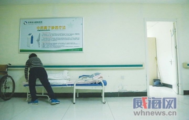 男孩带奶奶千里求医 2岁父母离异与奶奶相依为命