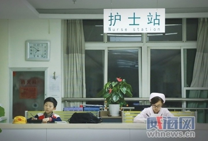 男孩带奶奶千里求医 2岁父母离异与奶奶相依为命