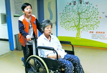 男孩带奶奶千里求医 2岁父母离异与奶奶相依为命