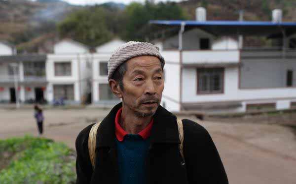 60多岁高龄农民工吃肉补充体力 最辛苦的一代:要不是生活困苦老无所依谁会冒充年轻人？