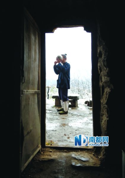 男子弃百万年薪去终南山修行的隐士
