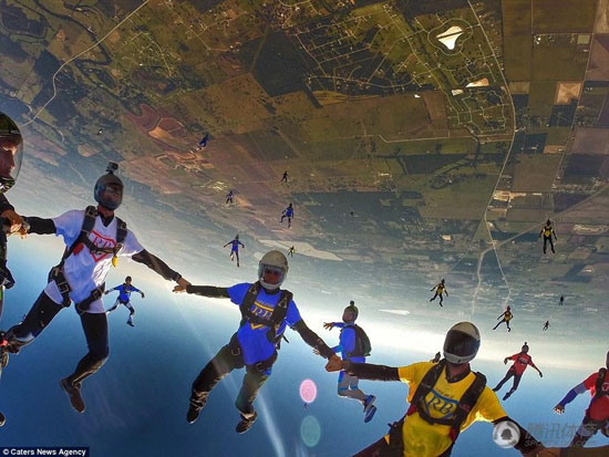 感人！57人高空跳伞纪念亡友破世界纪录