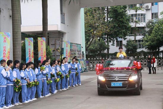 珠海一中学中考誓师如“阅兵” 网友称被震住