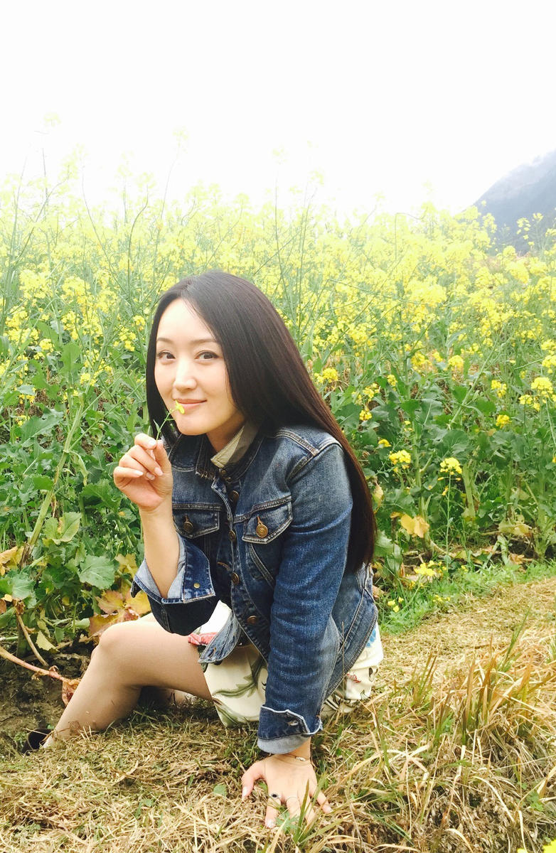 杨钰莹油菜花边甩秀发秀美腿 享受大自然