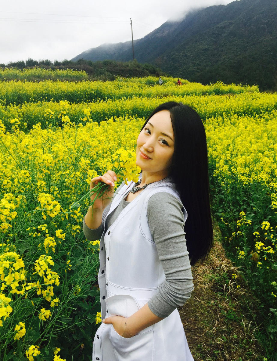 杨钰莹油菜花边甩秀发秀美腿 享受大自然