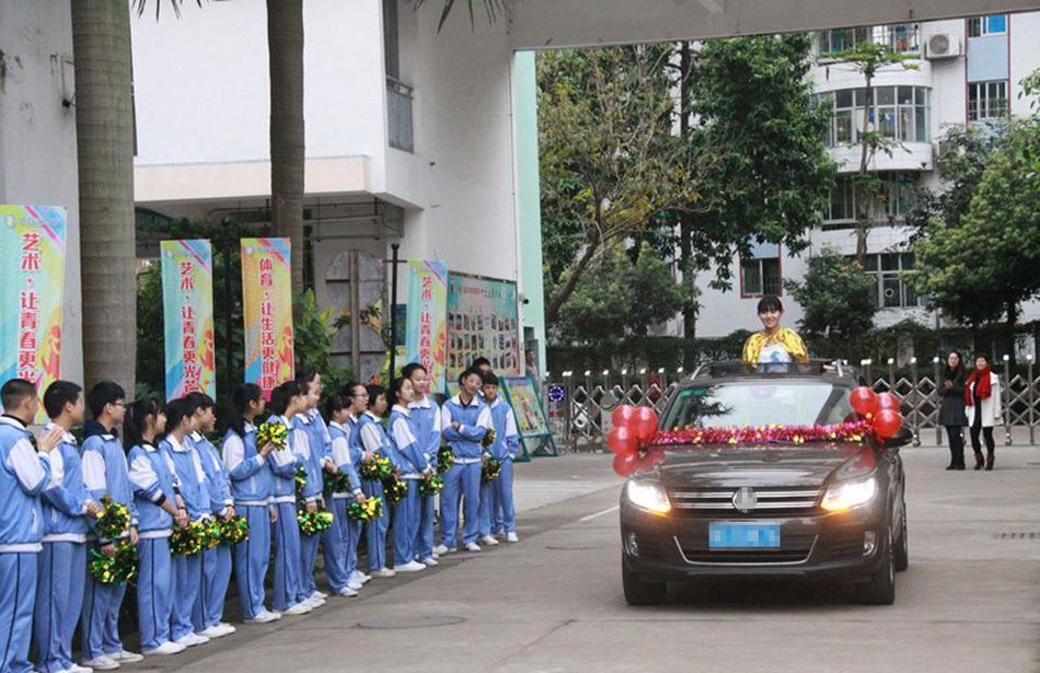 珠海七中举行“百日誓师”大会 中考学生誓师像阅兵 校长当司机