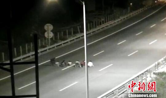 小孩高速路当“跑道” 与汽车“躲猫猫”险象环生