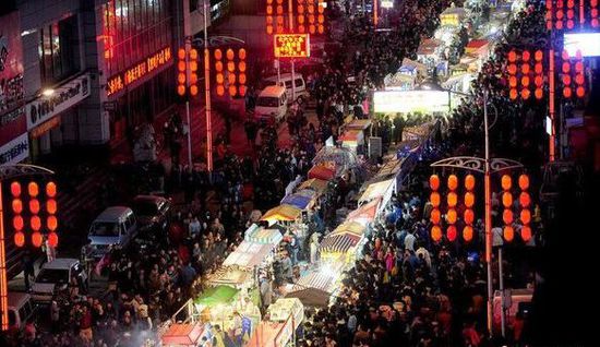 东北最大夜市开市 沈阳铁西兴顺特色观光夜市热闹非凡