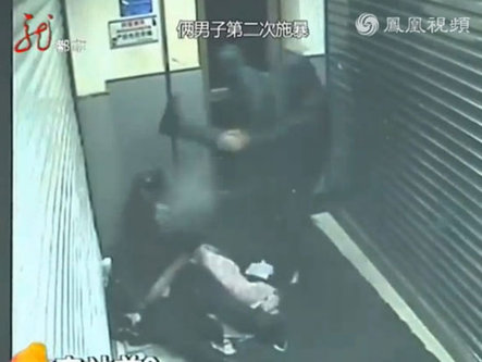 两男为解闷暴打熟睡流浪汉监控曝光 酒瓶猛砸头十余次