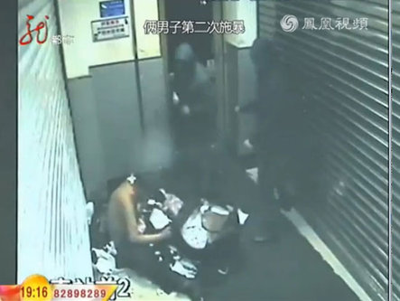 两男为解闷暴打熟睡流浪汉监控曝光 酒瓶猛砸头十余次