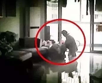 绍兴一保姆虐待女婴 雇主安装摄像头记录下残忍一幕！