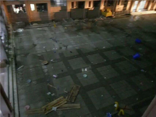 图为遭打砸的设施