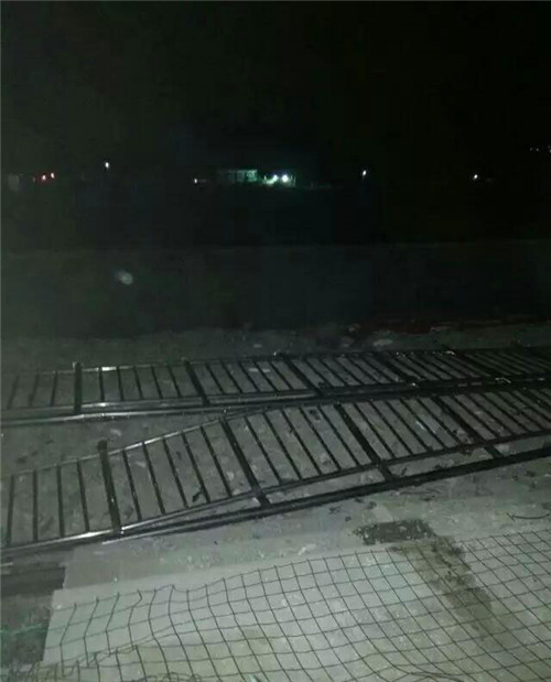 图为遭打砸的设施