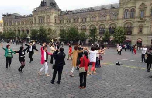 小苹果将在全国推广 美媒：中国大妈广场舞正在慢慢“占领地球”