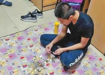 大学生坐地数硬币遭学校通报事件始末起底 涉事大学生资料照片曝光