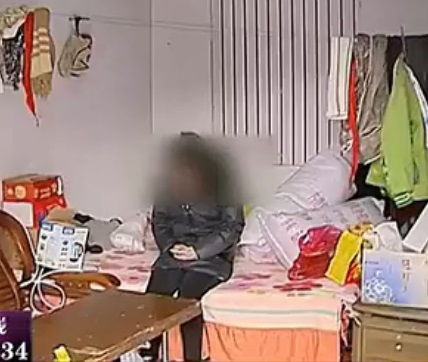 女孩遭老师囚禁拍裸照 男子要求受害者每天打电话给家人报平安