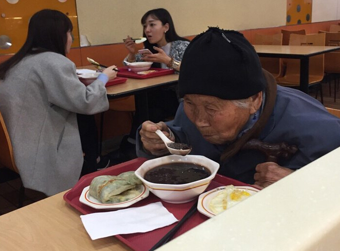 姑娘为行乞老太买饭 各种赞美在网络中飞扬