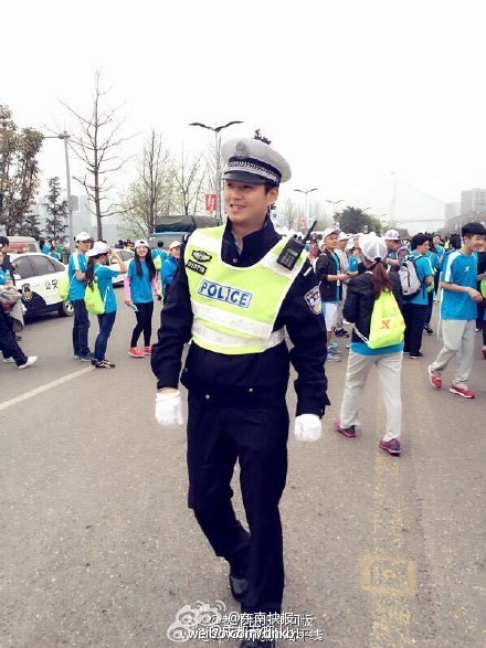 重庆交警神似何以琛 2015重庆马拉松帅交警被证实已婚