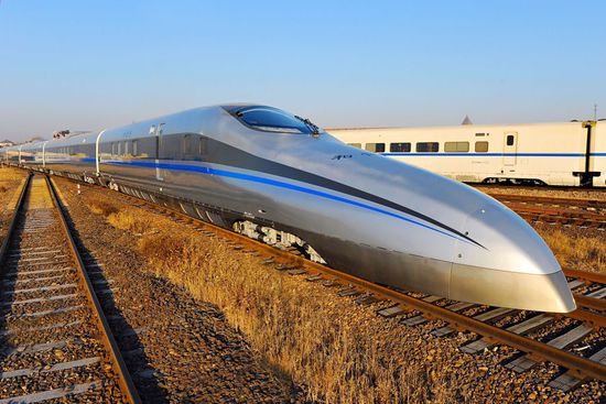 中国时速500公里动车组25日在西南交大试验开跑