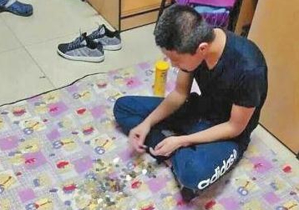 大学生坐地数硬币被通报 众网友帮“硬币哥”上头条