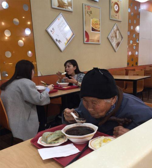 姑娘为行乞老太买饭 网友：人美心善这才是真女神！（图）