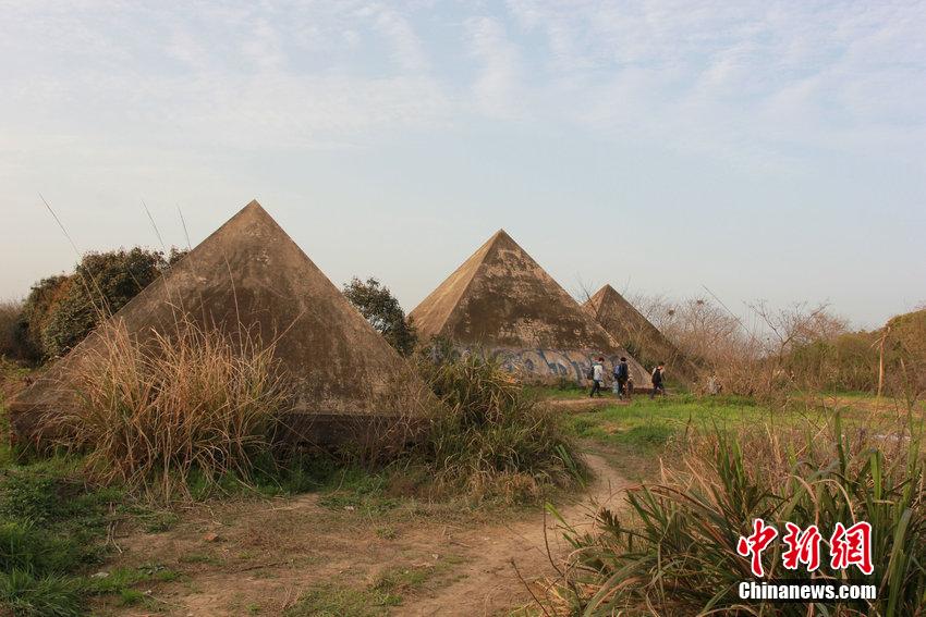烂尾16年公园成踏青之地 金字塔神庙建筑乱撞