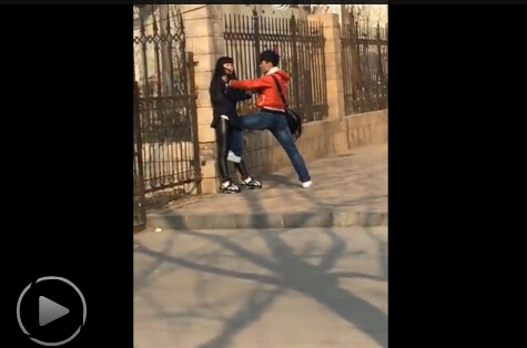 男子当街暴打女友遭反扑群殴 女友再为男友挡拳头且行且珍惜