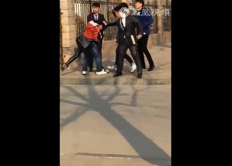 男子当街暴打女友遭反扑群殴 女友再为男友挡拳头且行且珍惜