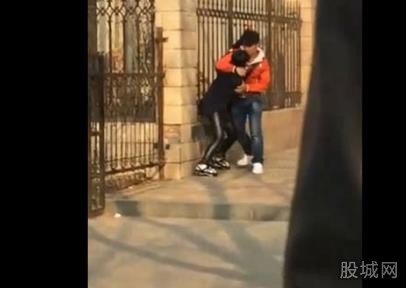 男子当街暴打女友十分残忍 路人路见不平群殴渣男